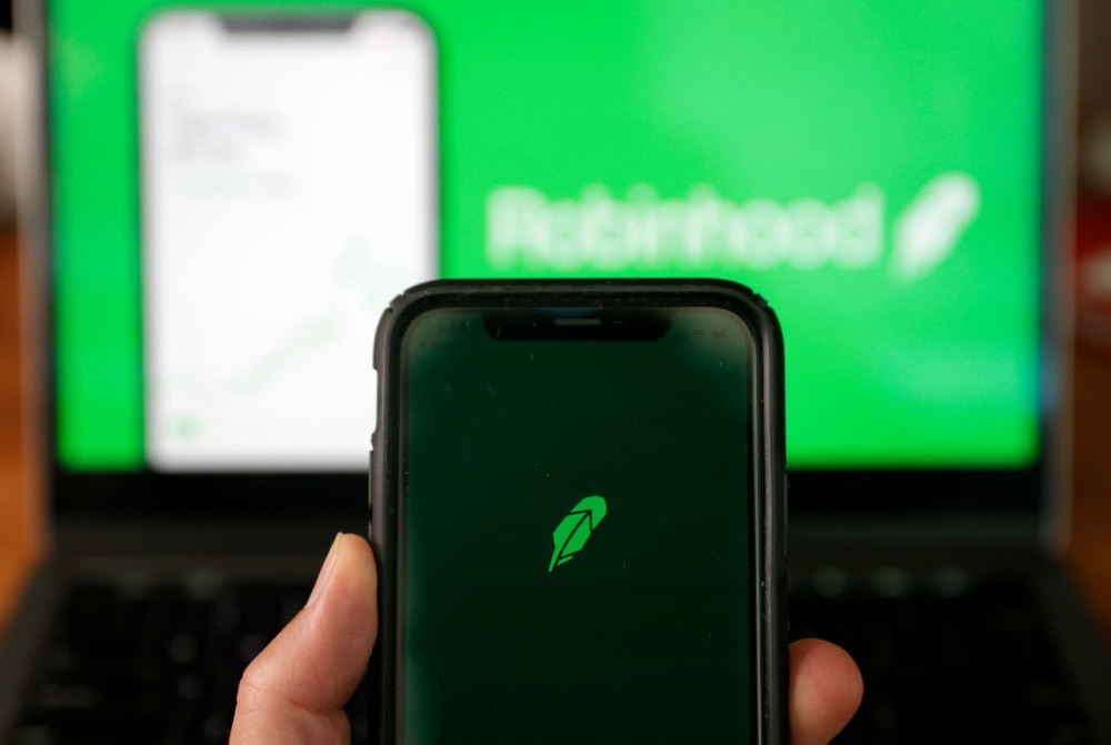 SAN ANSELMO, CALIFORNIA - DECEMBER 17: In this photo illustration, the Robinhood logo is displayed on an iPhone on December 17, 2020 in San Anselmo, California. The Securities and Exchange Commission has charged Silicon Valley start-up company Robinhood with deceiving customers about how the company makes money. The company has agreed to pay a $65 million civil penalty. (Photo Illustration by Justin Sullivan/Getty Images)