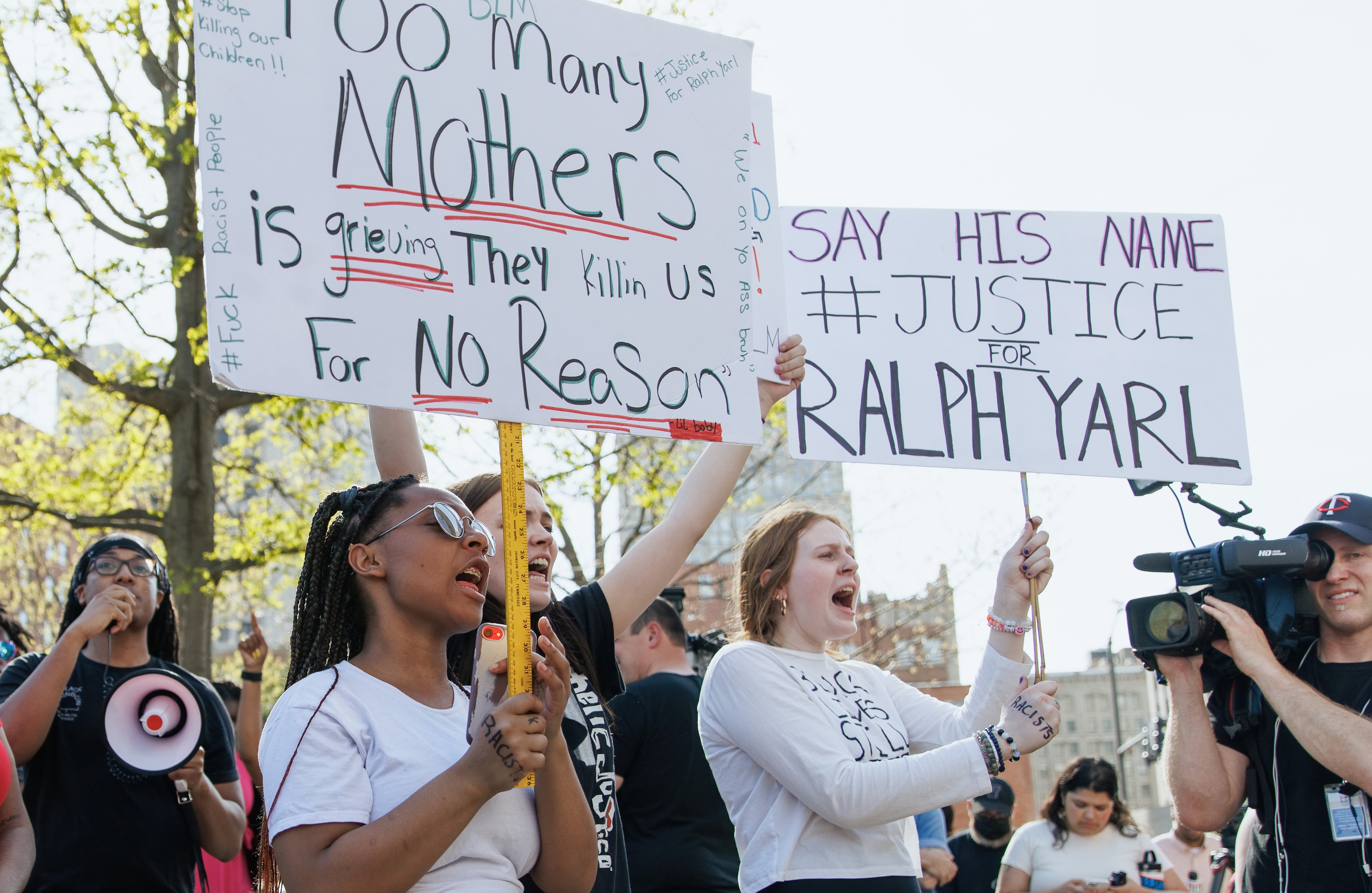 Personas que protestan por el tiroteo de Ralph Yarl