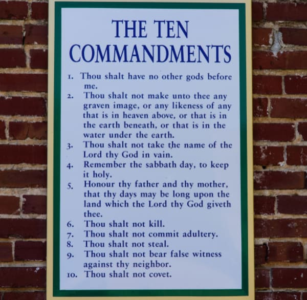 Fifth Circuit Gives Texas’ Ten Commandments Law a Razor‑Thin Win